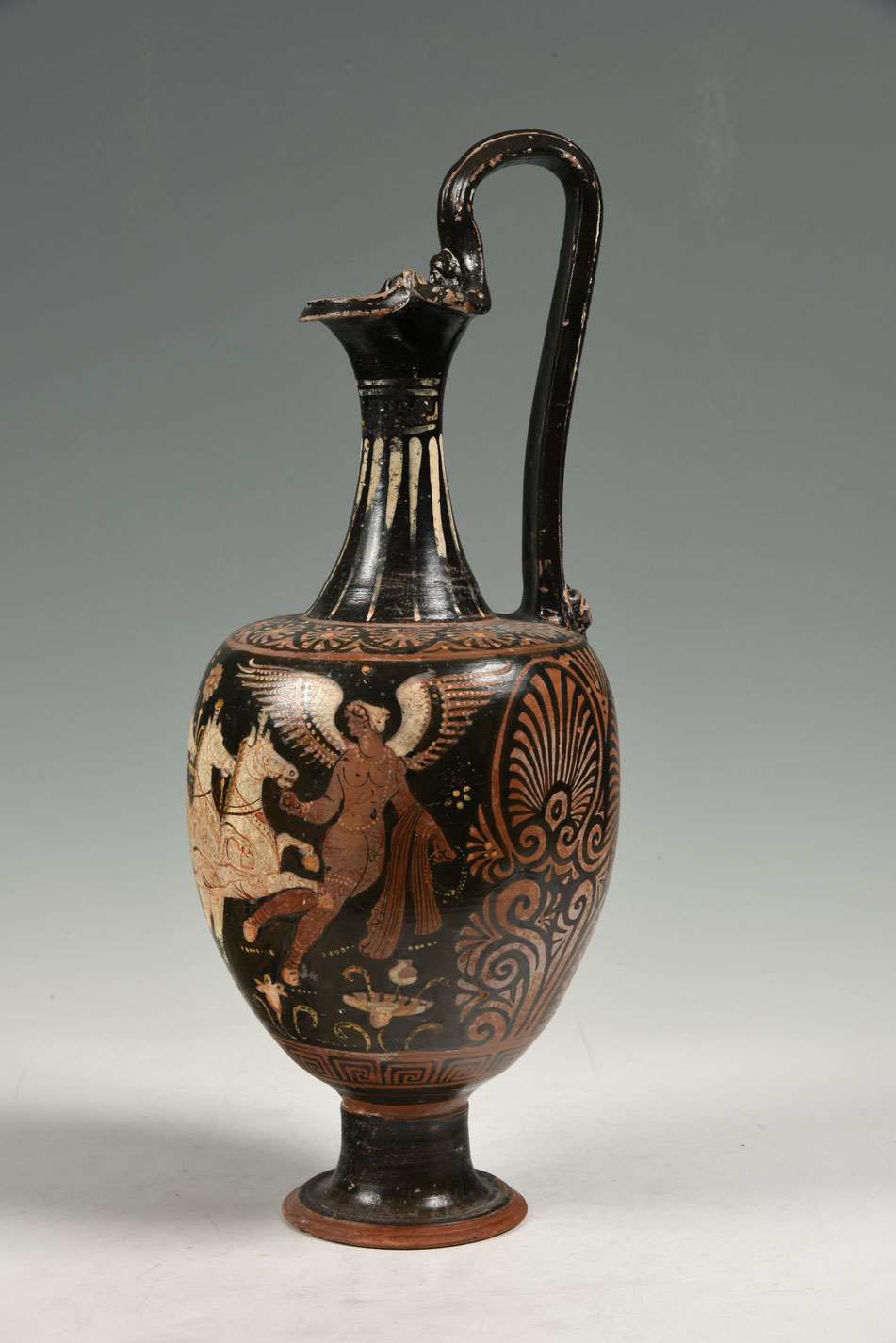 Oenochoé (Apulie, récipient à vin 340 av JC) - Aphrodite sur son quadrige et Hermaphrodite, Reims, Musée Saint-Remi (inv. 984.2.4) Photo : Christian Devleeschauwer