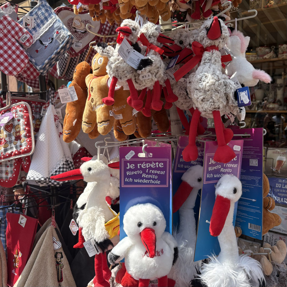 La Cigogne "made in China" en Alsace - superstar des magasins de souvenirs déclinée à l'infini pour vendre l’Alsace éternelle.