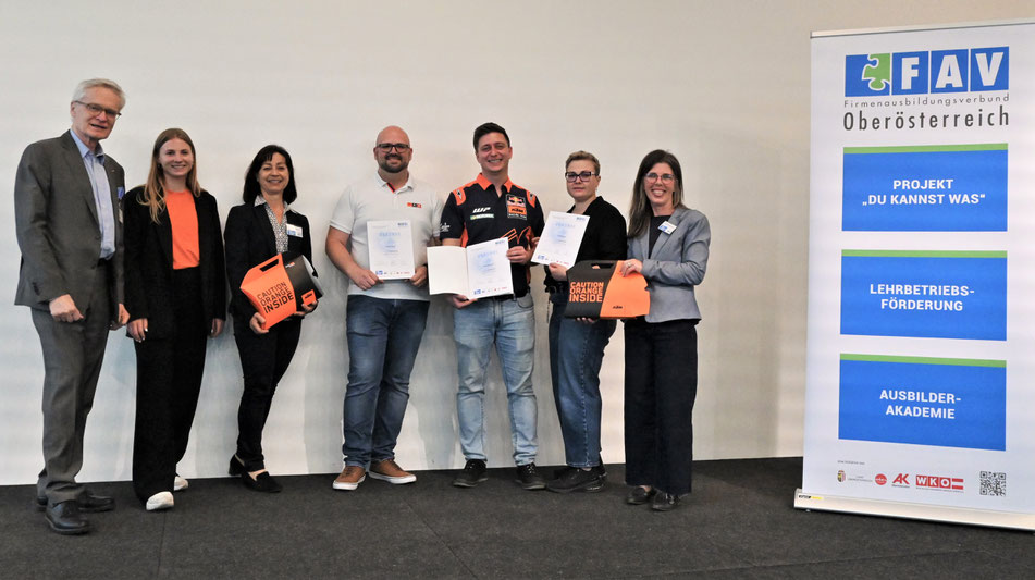 Absolvent:innen der Firma KTM mit Projektverantwortlichen 