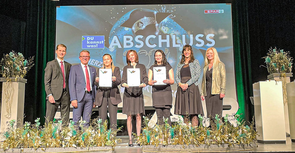 Gruppenfoto mit Absolventinnen und Vertreter:innen von SPAR bei der Urkundenverleihung