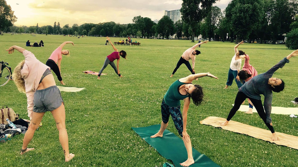 Outdoor Yoga im Rheinpark