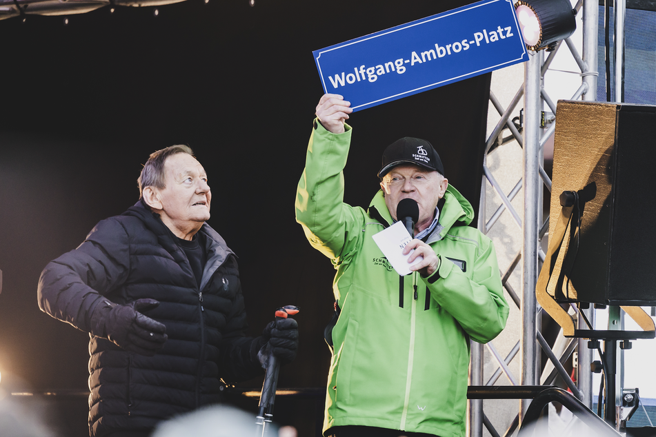 Wolfgang Ambros bekommt den "Wolfgang-Ambros-Platz" von der Schmittenhöhe verliehen