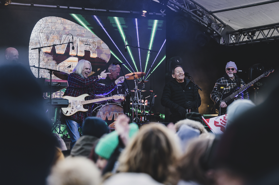Wolfgang Ambros steht mit der Band WIR4 auf der Bühne beim Konzert.