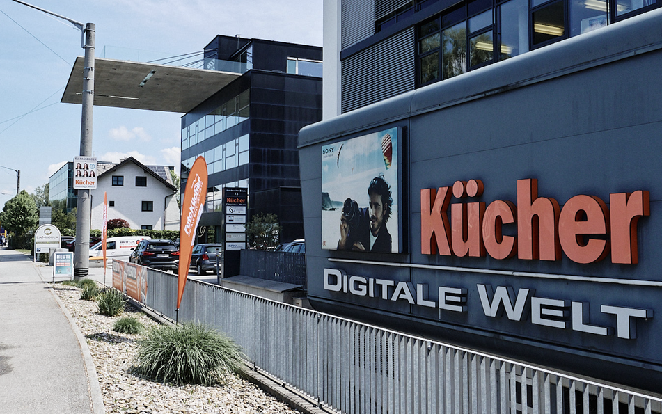 ZU sehen ist das Kücher Digitale Welt Gebäude in Salzburg von außen.