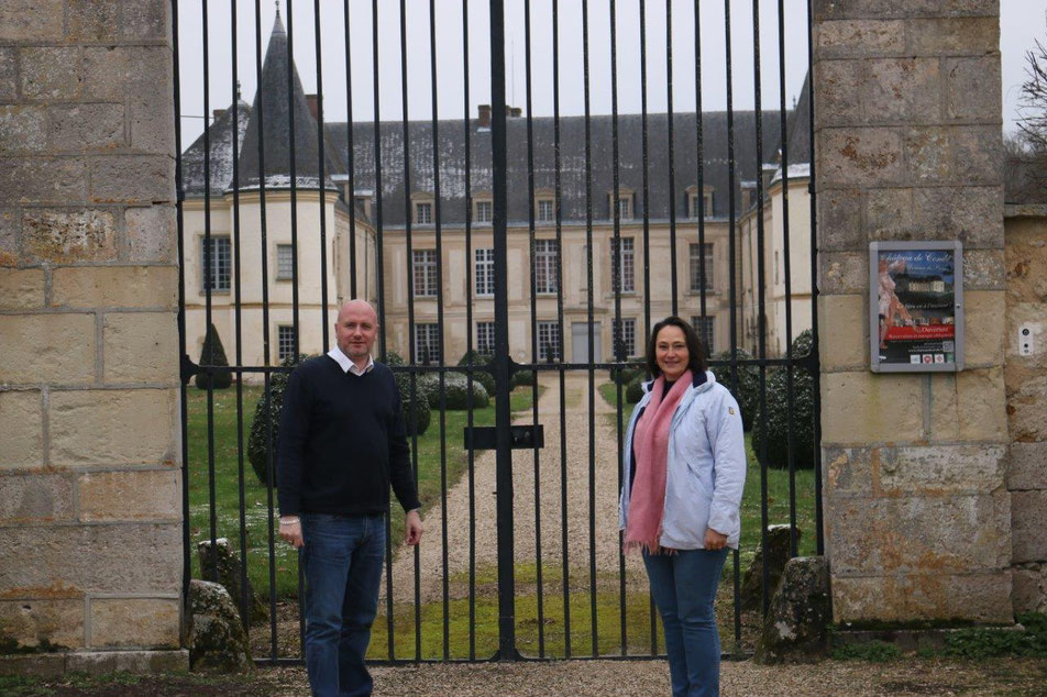 De gauche à droite : Jérémy Pis et Irina Stenzel, "Ensemble pour notre territoire", devant le Château de Condé.