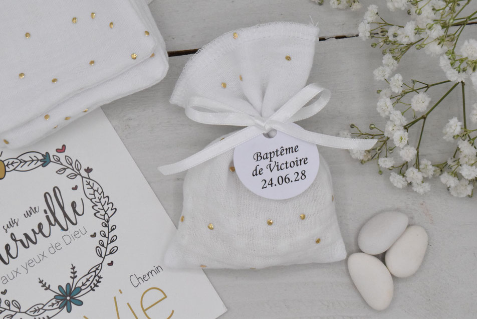 pochon dragées pour baptême en tissu double gaze blanc à pois doré, à personnaliser avec étiquette
