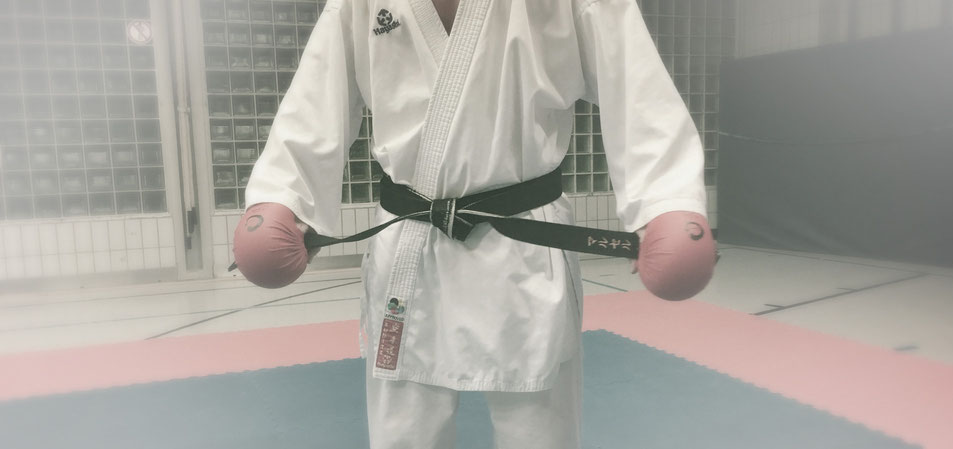 Shotokan Karate Gürtel Reihenfolge - Meister bindet schwarzen Gürtel (Kuro-Obi)
