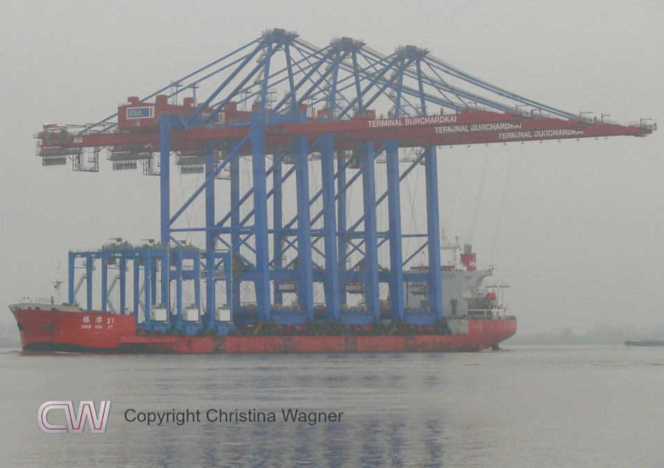 Die ZHEN HUA 27 brachte die ersten drei von insgesamt 5 für den Terminal Burchhardkai bestimmten neuen ZPMC Containerbrücken am 5. 11.2019 nach Hamburg.