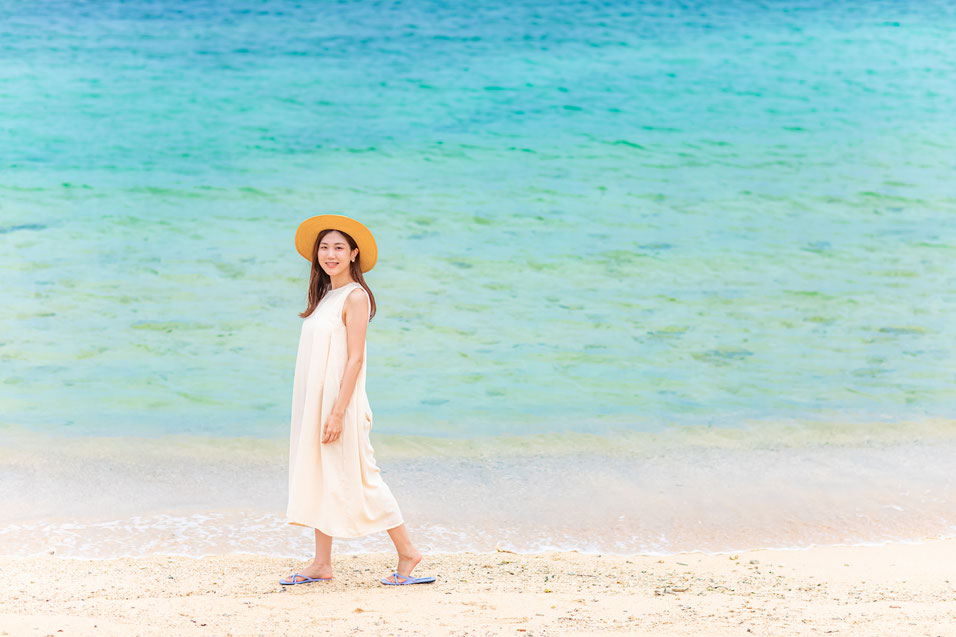 恩納村の海をバックに一人旅フォト
