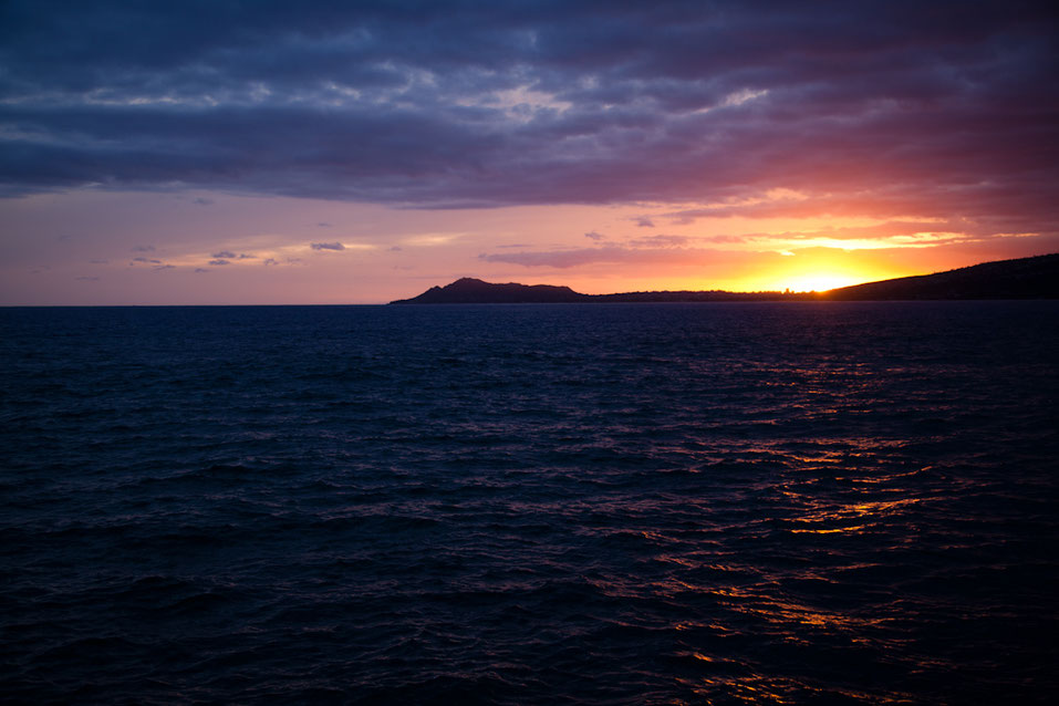 Sonnenuntergang an der Chinese Wall auf O'ahu.