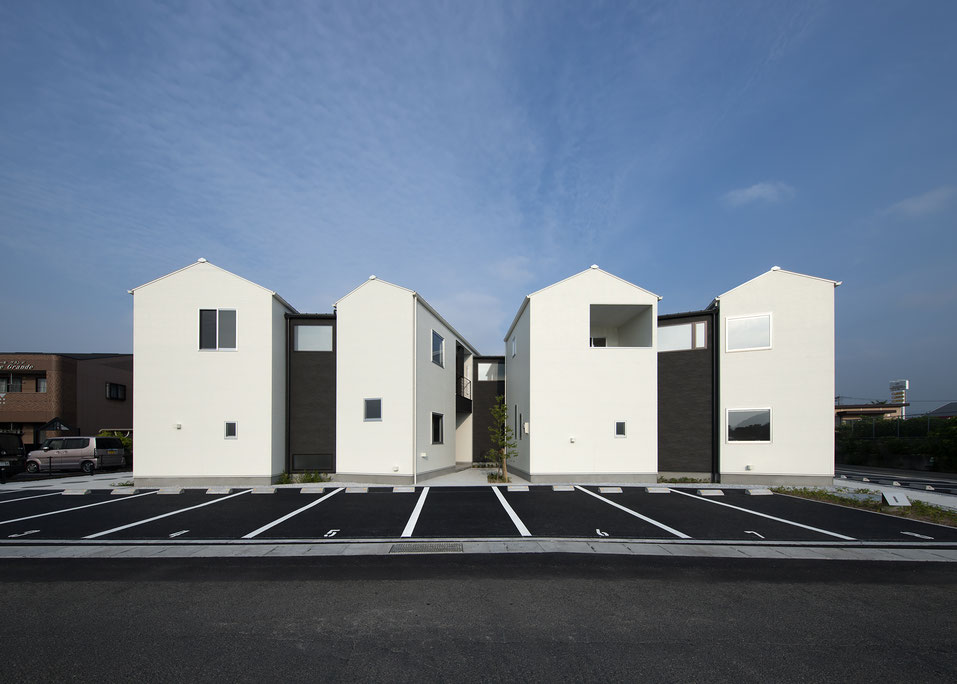 角建築研究室(代表 角大輔 Daisuke Sumi)による福岡県飯塚市の新築木造アパート。道路側からの外観。