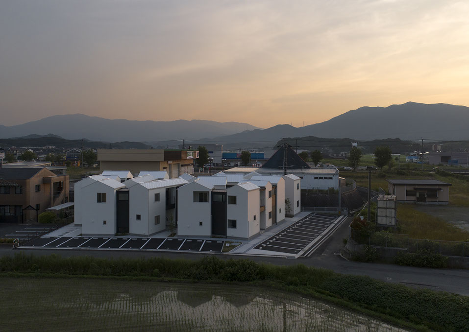 角建築研究室(代表 角大輔 Daisuke Sumi)による福岡県飯塚市の新築木造アパート。