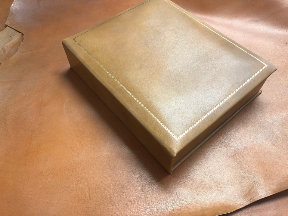Leahter box for present to Beijing mayor by Conti Borbone