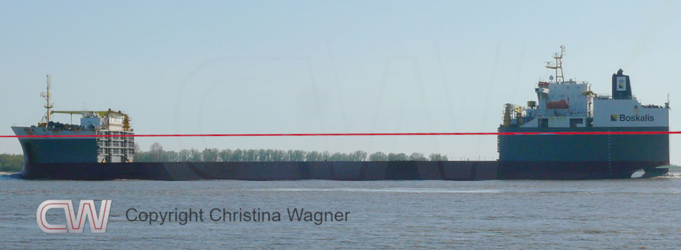 Die rote Linie auf dem Bild zeigt die Wasserlinie der TARGET im abgetauchten Zustand bei 23 m Tiefgang an.