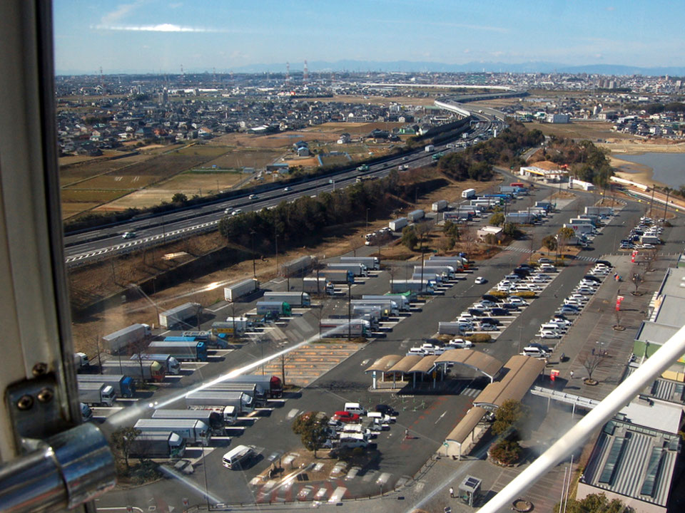 シースルーゴンドラからの眺め。岡崎平野に伊勢湾岸自動車道が続いていく