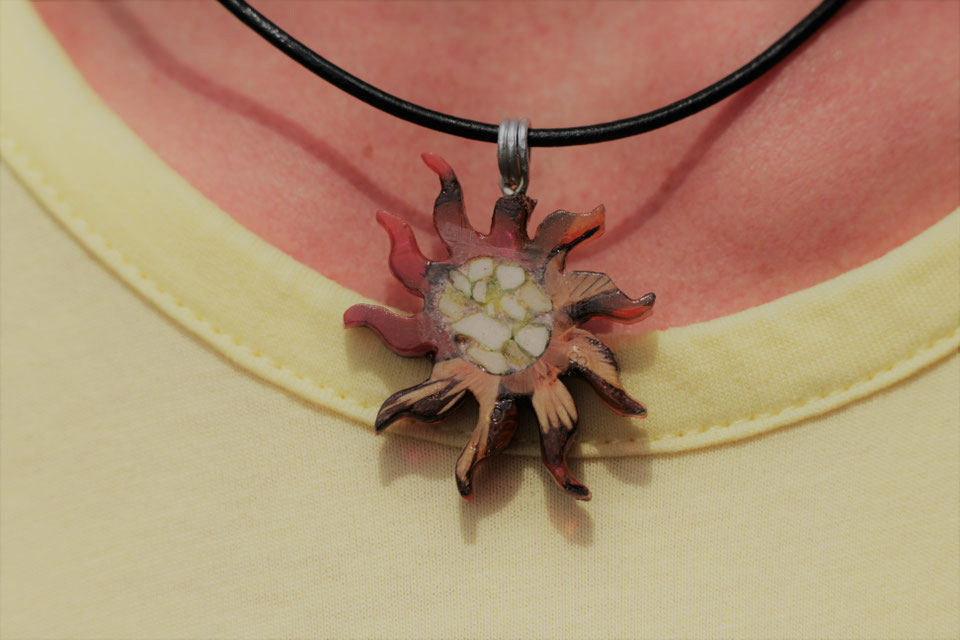 Kettenanhänger mit Lederband