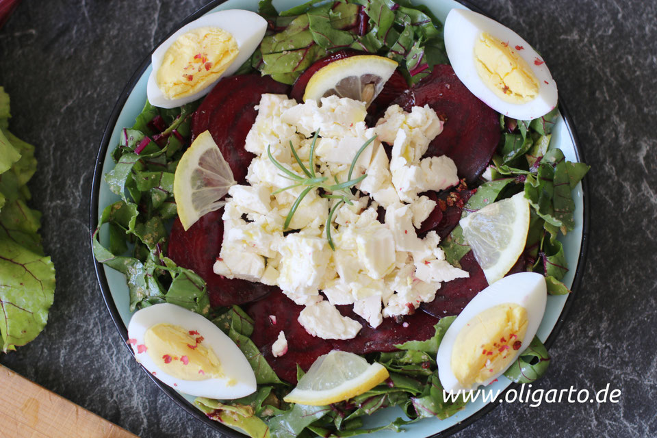 ROTE BEETE SALAT MIT FETAKÄSE UND EIERN - Oligarto