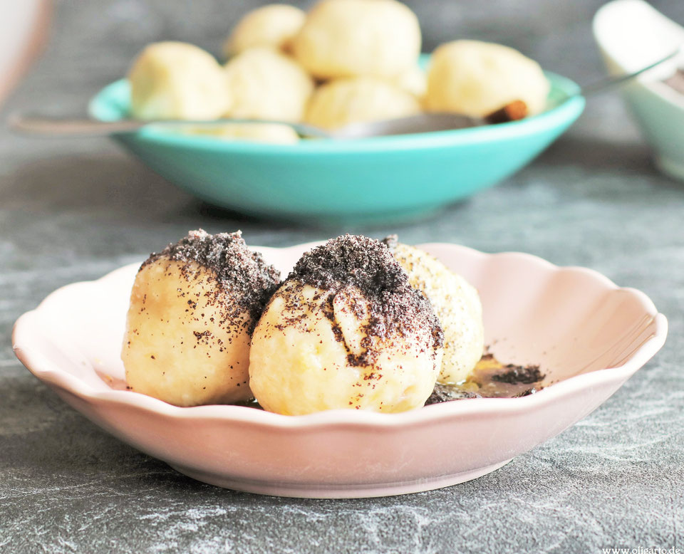 DER BÖHMISCHE ZWETSCHGENKNÖDEL AUS HEFETEIG MIT MOHN ODER ZIMT - Oligarto