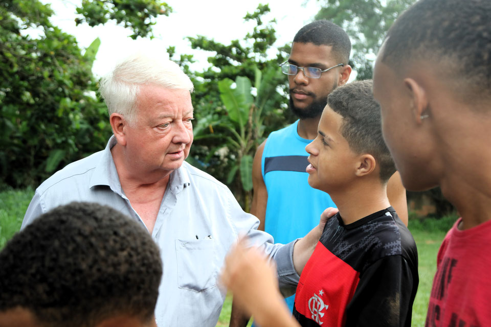 Udo Lohoff im Gespräch mit Kindern und Jugendlichen