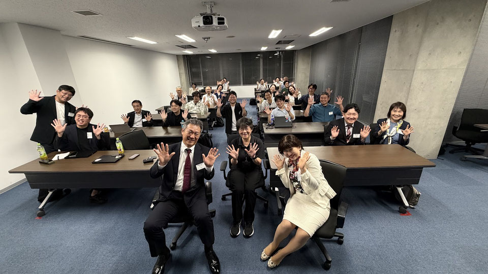 日本ナレッジ・マネジメント学会の集合写真中央に立つ村上修司