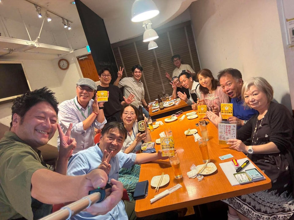 仲間と飲みながら笑顔で交流している様子