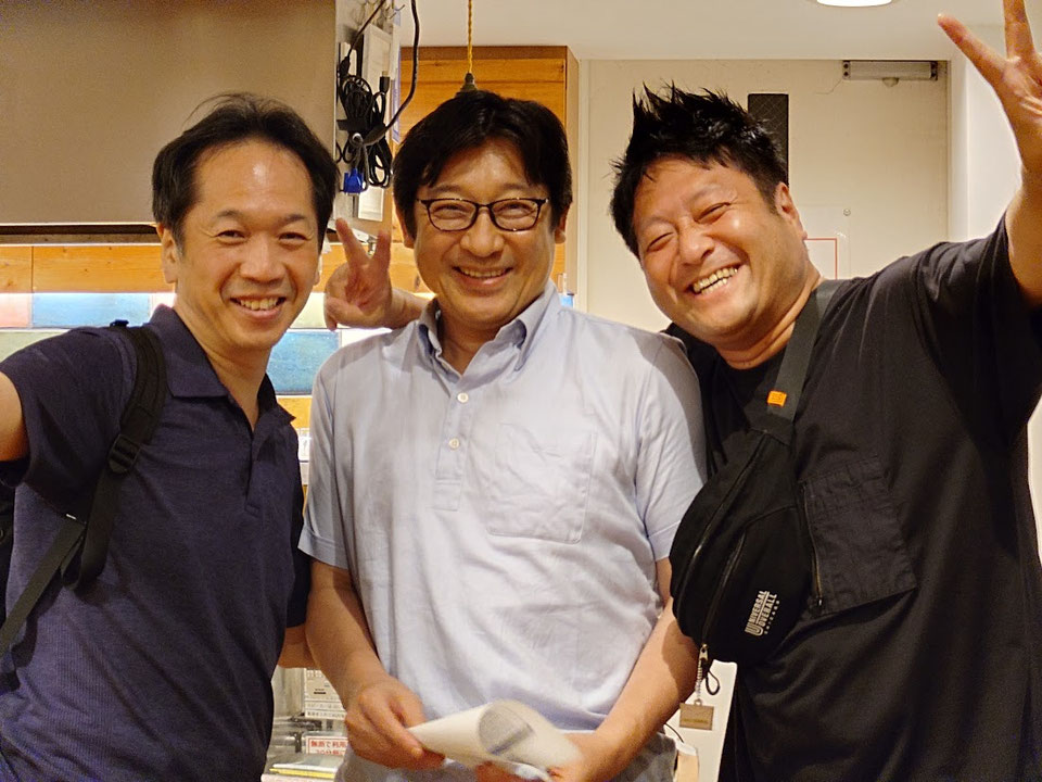 まんせきBarで参加者と笑顔で並ぶ村上修司