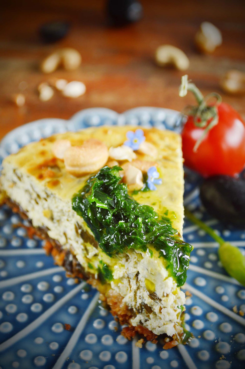 Bärlauch, Käsekuchen, Allium ursinum, backen, Backrezept, Frühling, Quarkkuchen, Frischkäsekuchen, Keksboden, herzhaft, Trauben, Weintrauben, Tomaten, Cashew