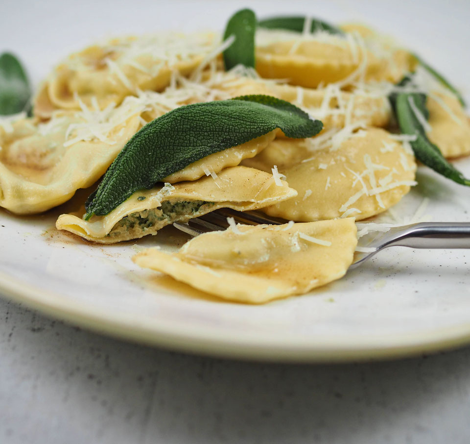 Selbstgemachte Ravioli mit cremiger Ricotta-Salbei-Füllung ... Selbstgemachte Ravioli mit cremiger Ricotta-Salbei-Füllung ...