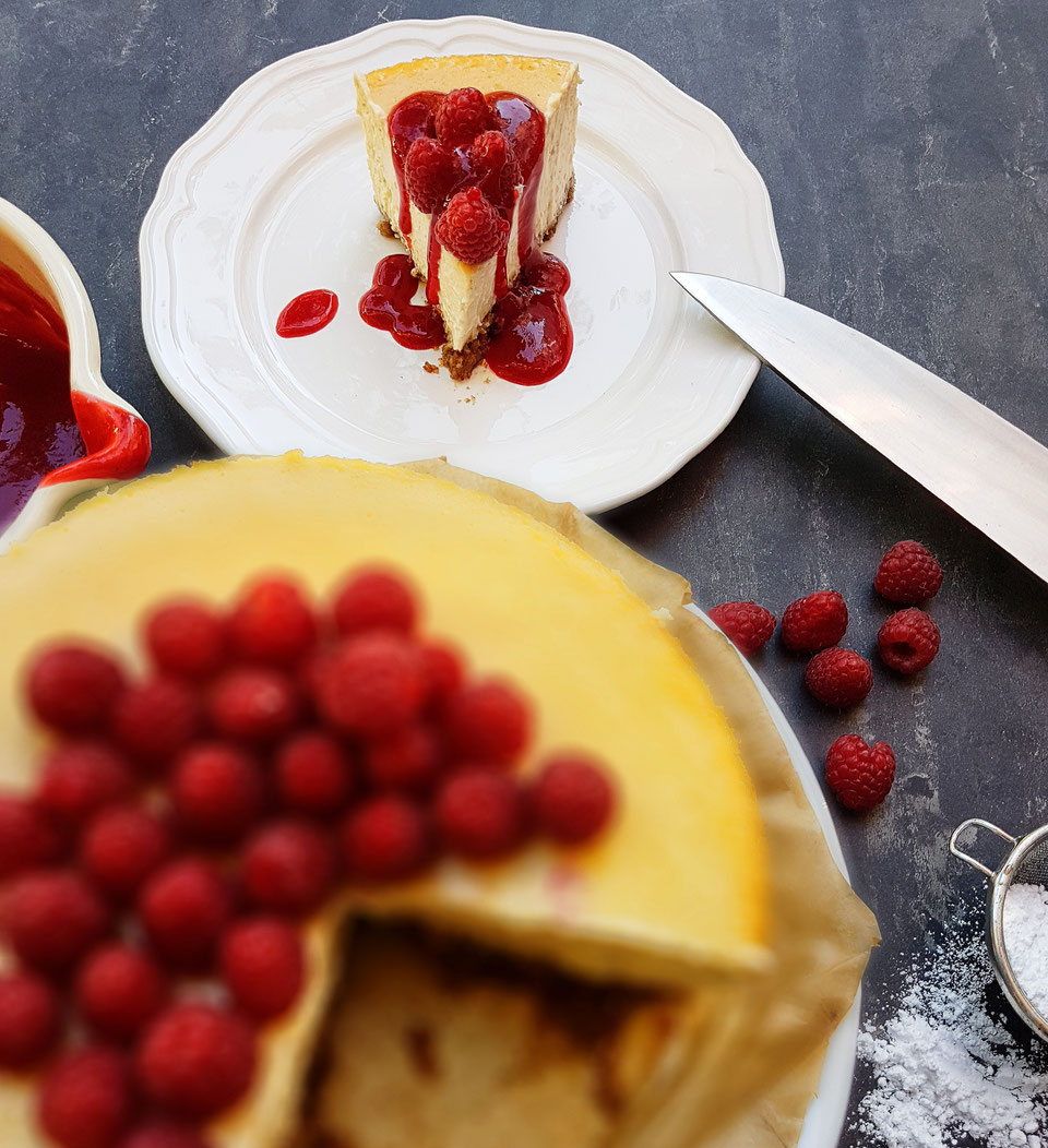 Rezept für New York Cheescake mit Himbeersauce / Käsekuchen Klassiker