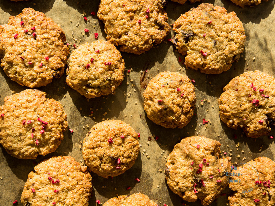 Buttrige Schoko-Haferkekse mit Himbeerflocken - Die Küchenlounge Buttrige Schoko-Haferkekse mit Himbeerflocken - Die Küchenlounge