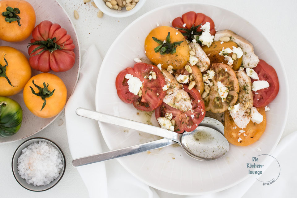Tomatensalat mit Pute und Basilikumvinaigrette - Die Küchenlounge