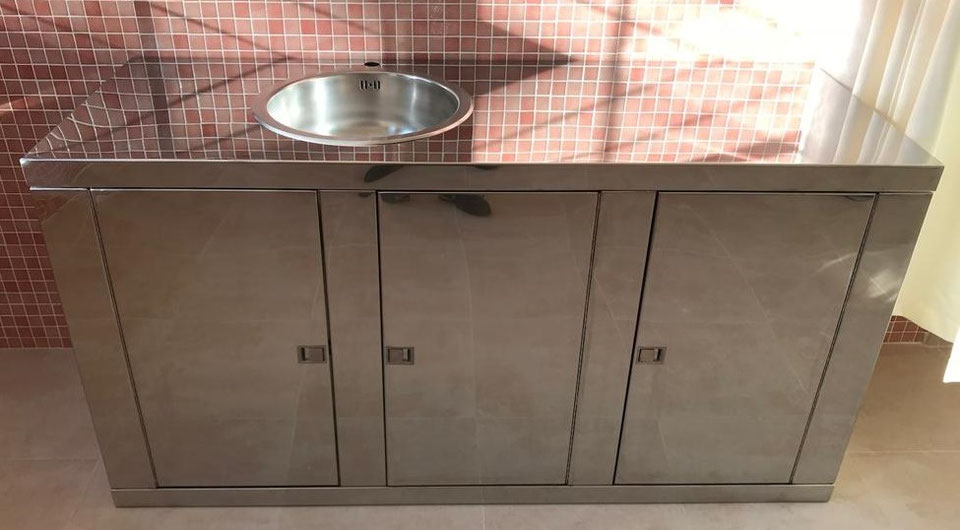 Muebles sanitarios en acero inoxidable a medida en Murcia, Valencia