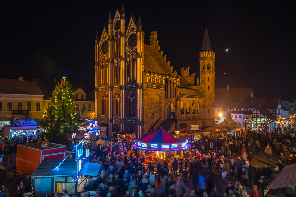 Imposant steht das alterwürdige Rathaus von Tangermünde im Trubel des Weihnachtsmarktes im Advent 2016, flankiert von Mond und Stern.