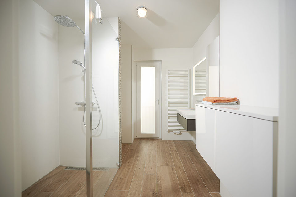 Puristische Bäder von RAISCH Fliesen für Wilma 5 Units in Tübingen