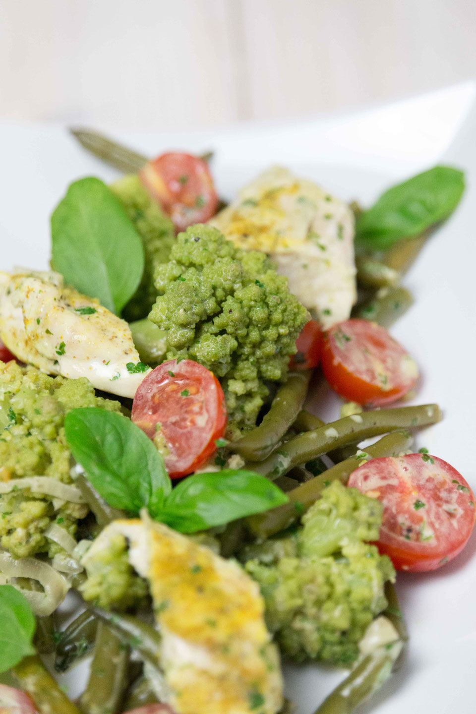 Bohnen-Romanesco Salat mit Poulet - Steamhaus