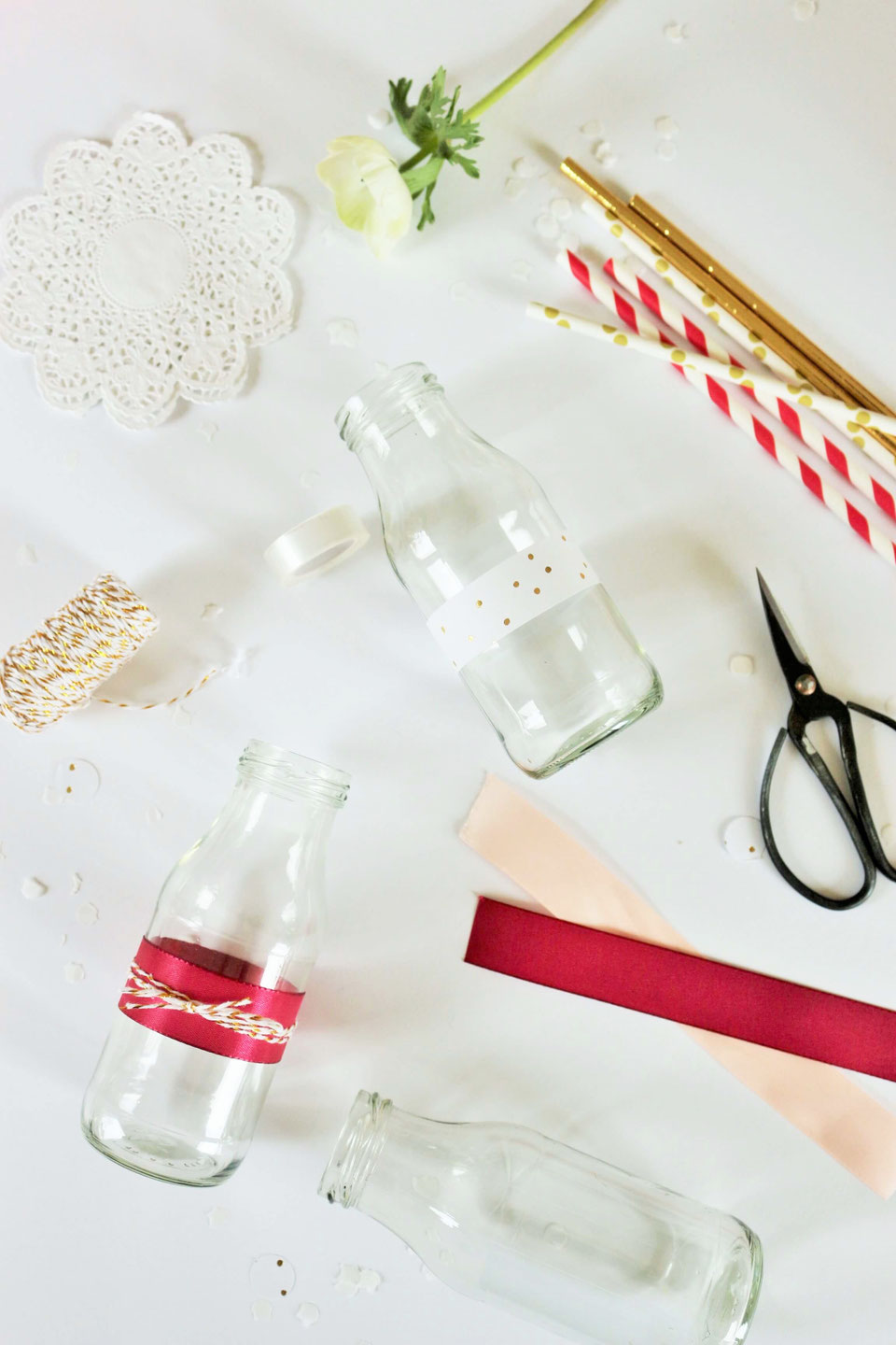 DIY Deko Ideen mit Tortenspitze und Seidenband für Vasen, Flaschen und