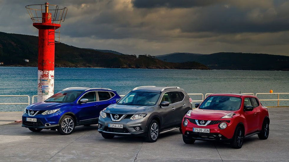 le nissan qashqai bleu à coté du nissan juke rouge et du nissan x-trail gris, en bord de mer. Acheter cache-bagage nissan neuf de remplacement pour protéger le coffre arrière.