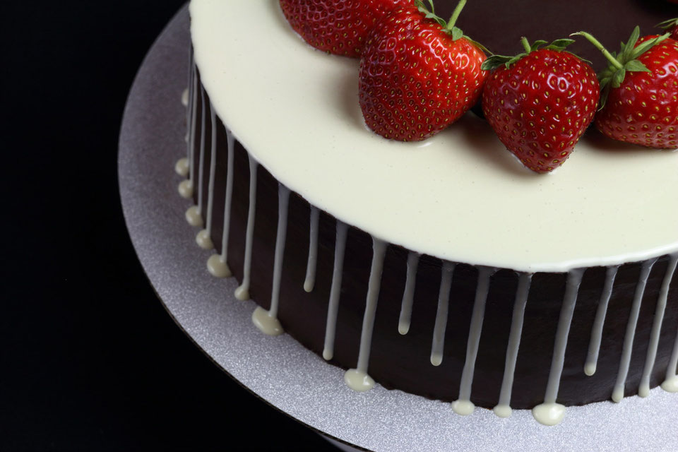 ErdbeerDripCakeTorte mit scharfer Kante let your sweet dreams come true