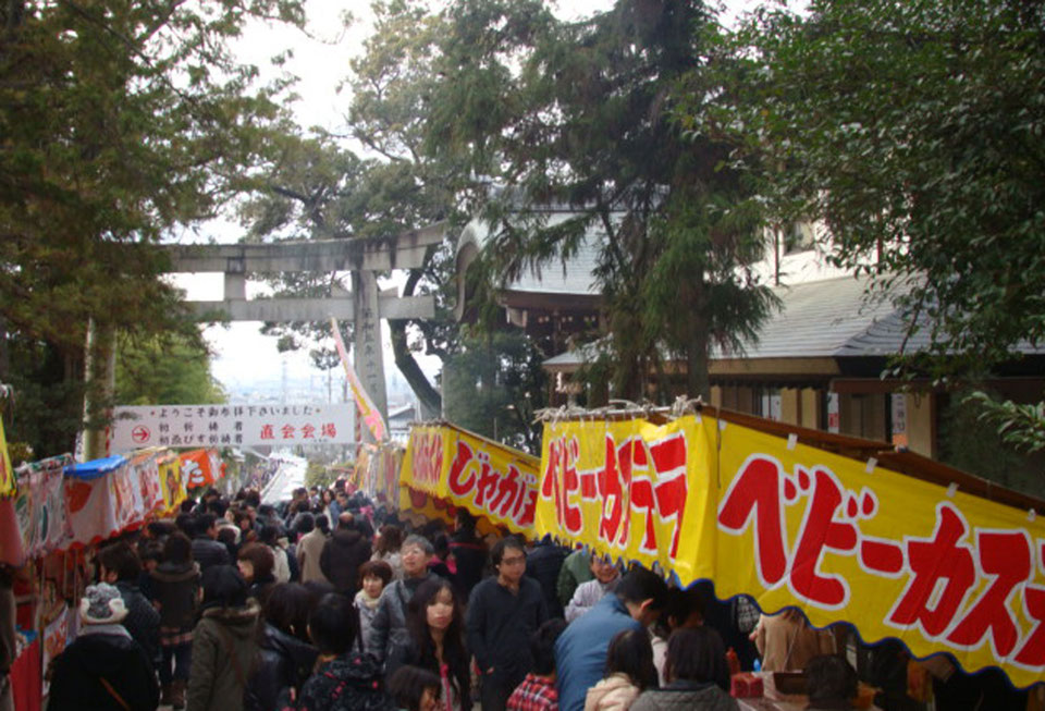 参道の両側には屋台も建ち並び賑わいをみせる。