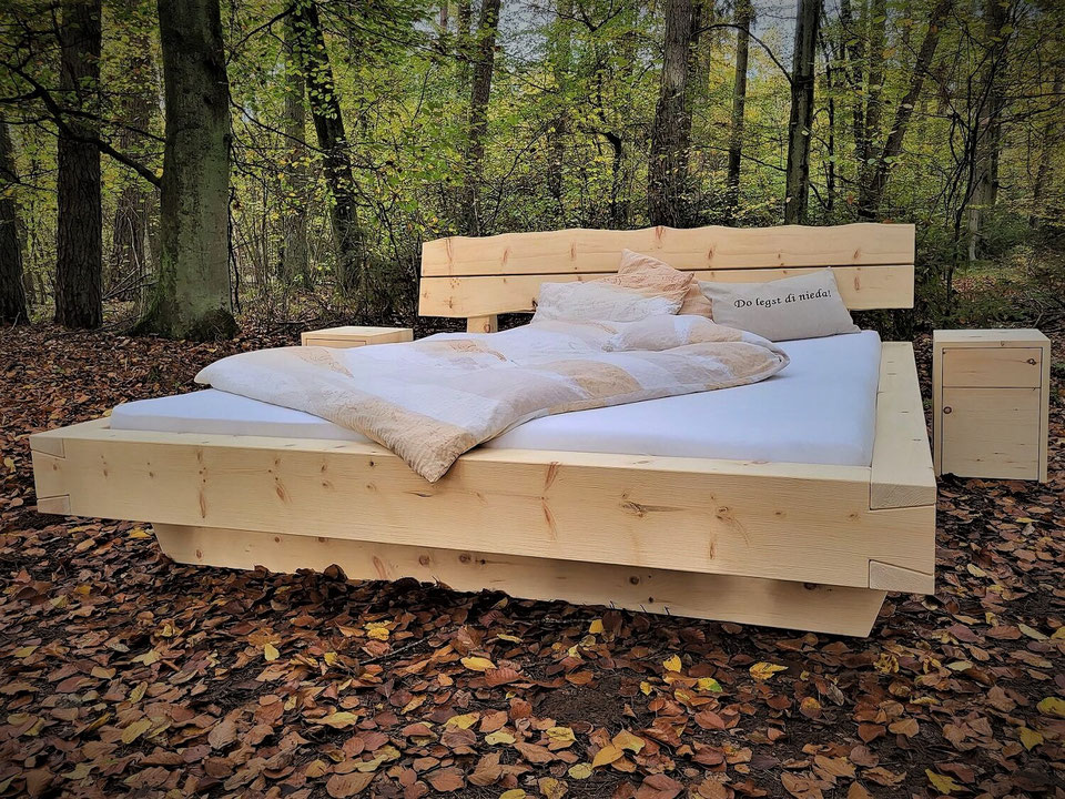 Zirbenholzbett mit Nachtschränke und Rückenlehne