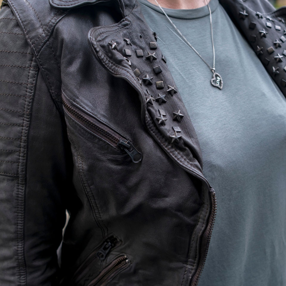 Maze Lederjacke mit rockigen Nieten Die deutsche Modemarke Maze ist eigentlich für Coolness & seine unwillkürliche Rock Attitüde bekannt. Seitdem die Lederjacken jedoch unverhältnismäßig seltsame Größen annehmen, ist Schluss mit dem Trendlabel | Hot Port Life & Style Blog