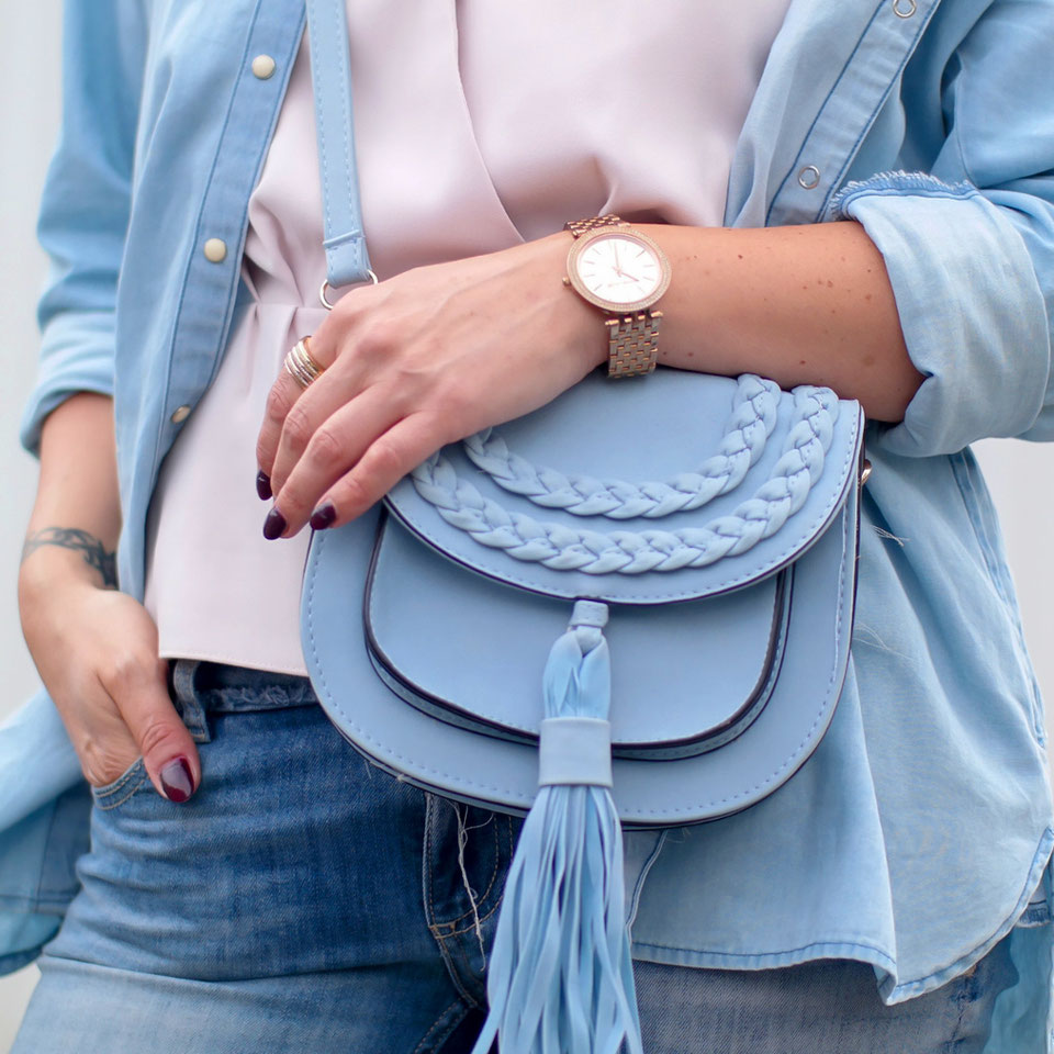 Wildlederhandtaschen mit Fransen verleihen unseren Frühlingslooks einen wunderbaren 70er-Jahre-Touch | Hot Port Life & Style