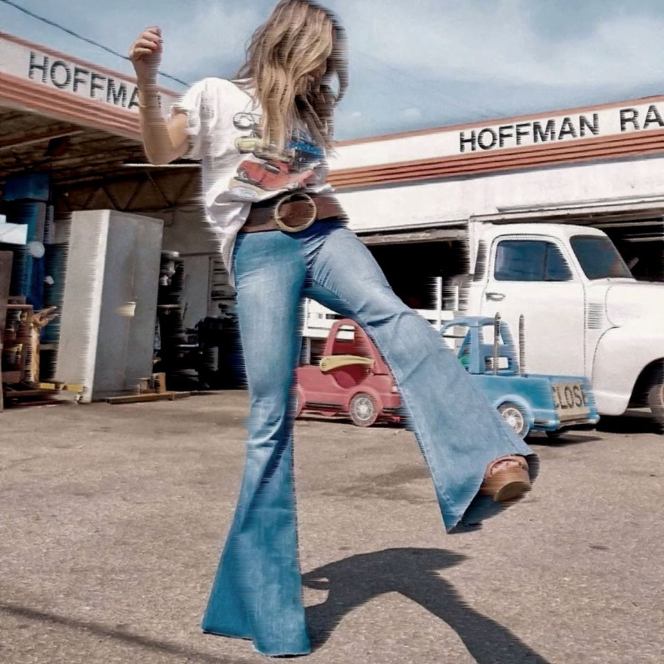 Endless Retro Love Bootcut-Jeans tragen Modeprofis jetzt am liebsten mit coolen Shirts, hippen Blusen im Boho Stil oder flachen Schlappen - Hauptsache lässig | Hot Port Life & Style Fashion & Trends Blog