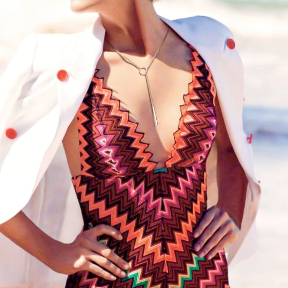Sogar Bademode gibt es im irisierenden ZickZack Muster Zickzacklinien und prägen enge Kleider und sexy Jumpsuits im Sommer 2025. Der Style Trend, den einst Missoni populär gemacht hatte, feiert ein fulminantes Comeback | Hot Port Life & Style Blog