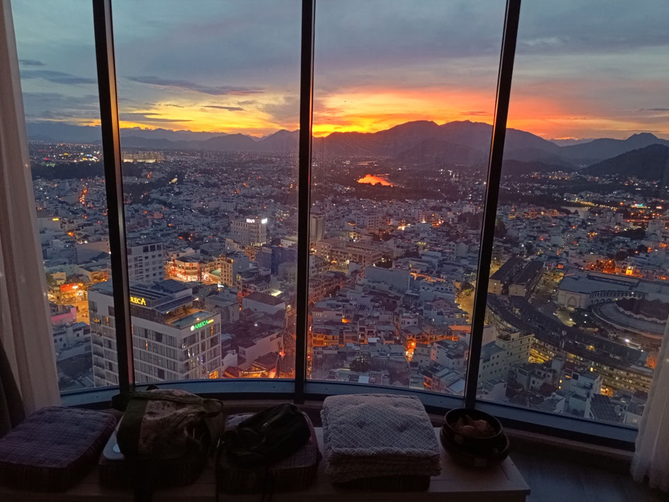 Ausblick bei Sonnenuntergang – ein Stadtbild von Nha Trang aus ungewohnter Perspektive.