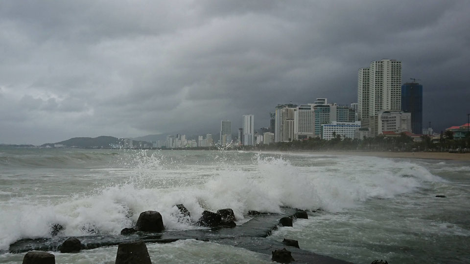 Sturmwellen und dunkle Wolken vor der Skyline von Nha Trang