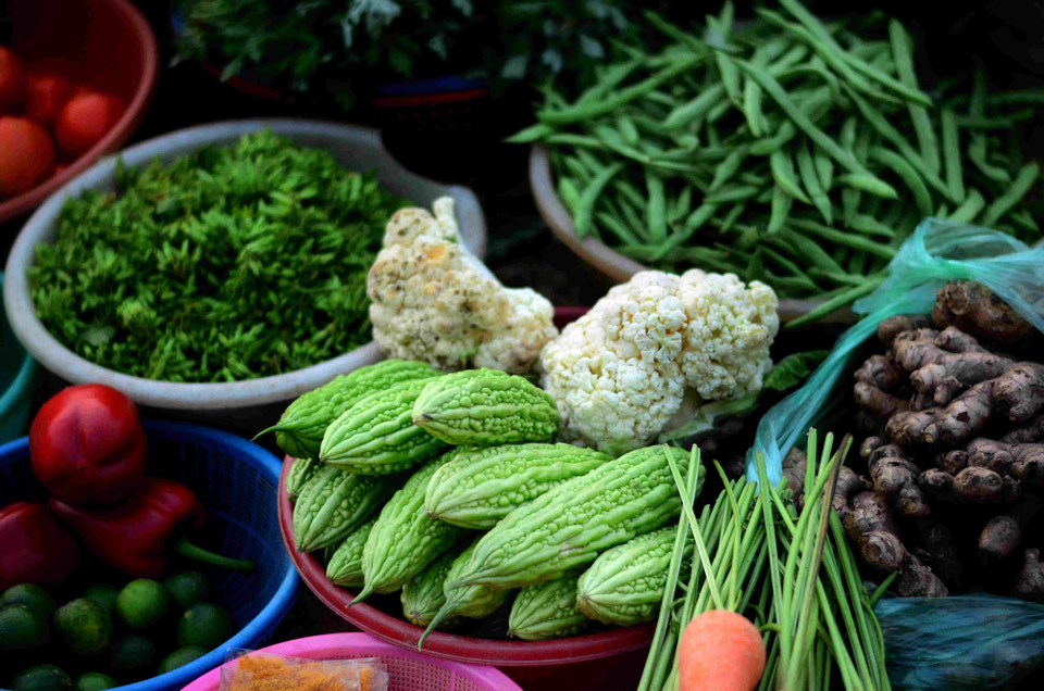 Frisch geschnittene Bittergurken auf einem Markt in Vietnam