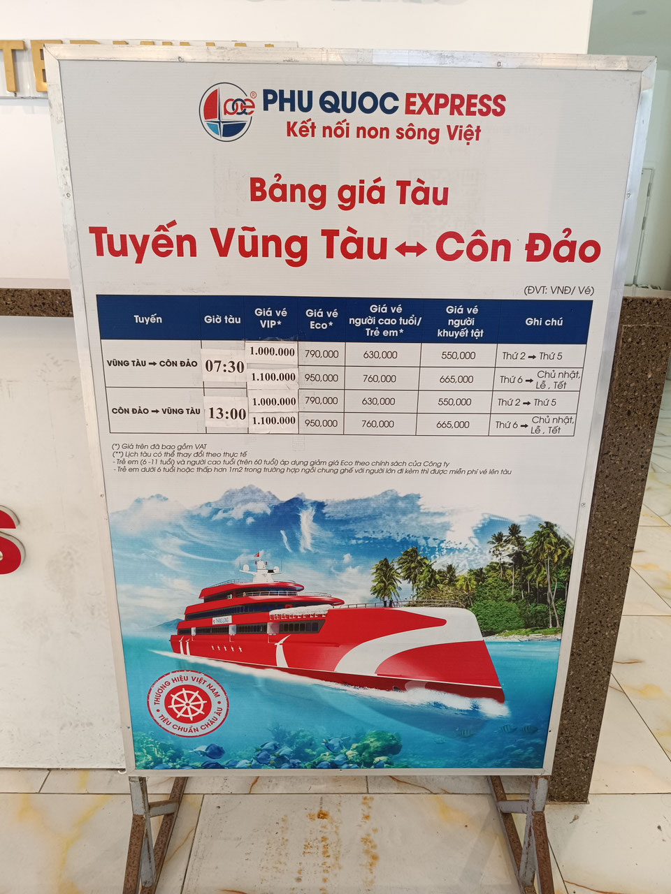 Katamaran Thang Long am Hafen von Vung Tau