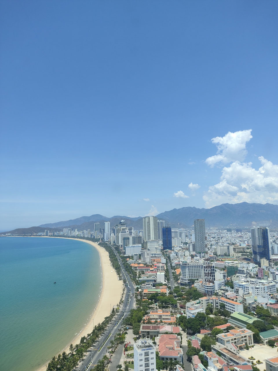 Ein Blick über Nha Trang: Strand, Stadt und Berge.