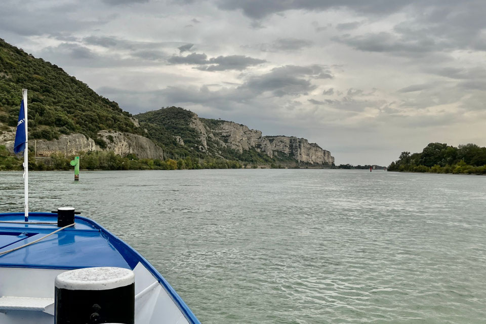 Rhône Frankreich Kreidefelsen